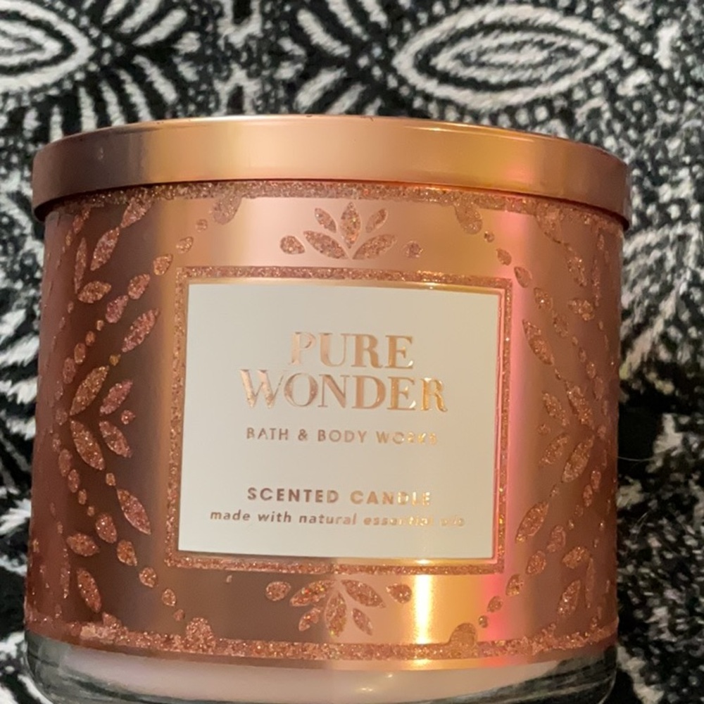 Bath and body works pure wonder candle